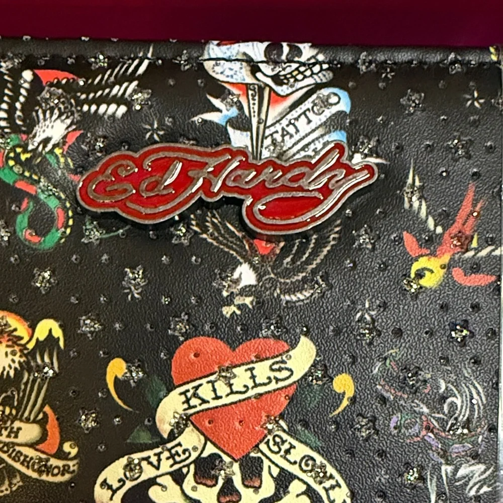 Ed Hardy Black and Red Zip Wallet & Key Ring - Picture 4 of 12
